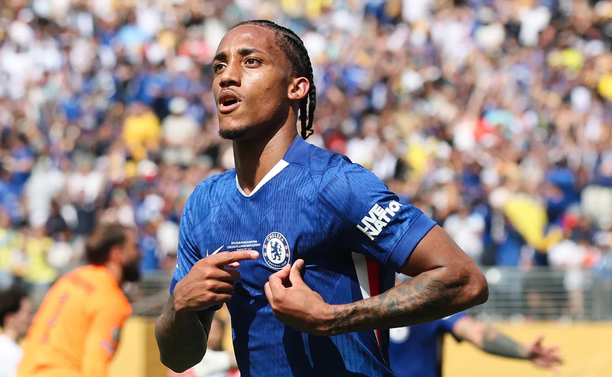 Preterido na Copa, João Pedro faz hat-trick pelo Chelsea e ‘pressiona’ Ancelotti em novo ciclo da Seleção Brasileira