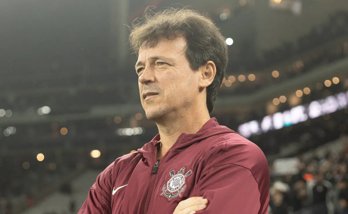 Corinthians ganha dor de cabeça na lateral e Diniz busca solução antes do Athletico-PR