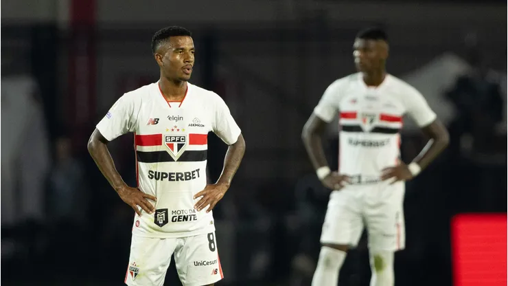 Jogadores do São Paulo lamentam durante partida contra o Athletico-PR pelo Campeonato Brasileiro. Foto: Joisel Amaral/AGIF
