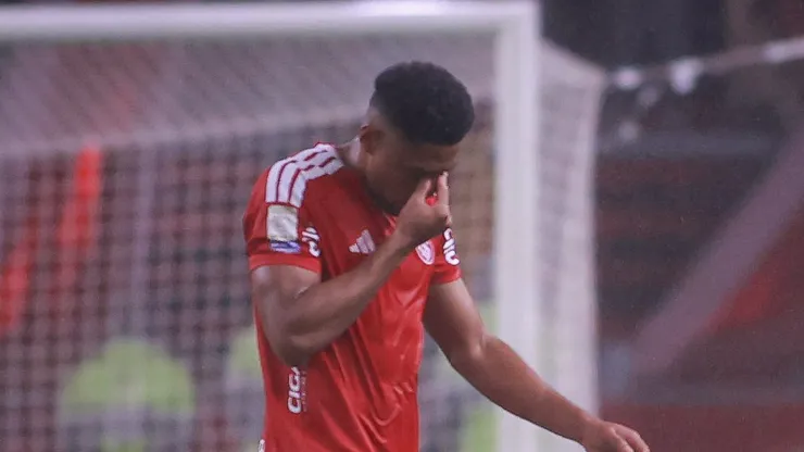 RS - PORTO ALEGRE - 22/07/2026 - BRASILEIRO A 2026, INTERNACIONAL X CRUZEIRO - Victor Gabriel jogador do Internacional lamenta durante partida contra o Cruzeiro no estadio Beira-Rio pelo campeonato Brasileiro A 2026. Foto: Maxi Franzoi/AGIF