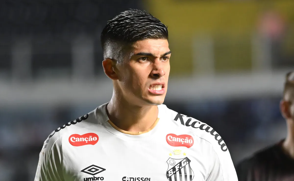 Torcida do Santos se revolta após erro ‘grotesco’ de Adonis Frias e comentam: “Absurdo”