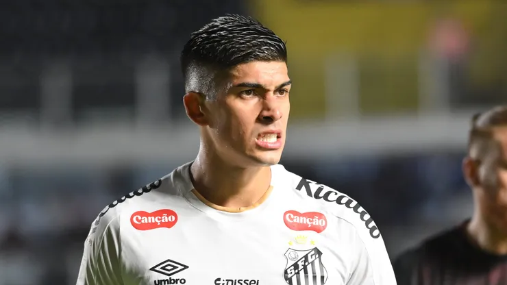 SP - SANTOS - 10/05/2026 - BRASILEIRO A 2026, SANTOS X BRAGANTINO - Adonis Frias jogador do Santos durante partida contra o Bragantino no estadio Vila Belmiro pelo campeonato Brasileiro A 2026. Foto: Jota Erre/AGIF