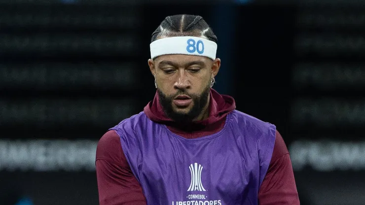Memphis Depay jogador do Corinthians durante aquecimento antes da partida contra o [EQUIPE 2] no estadio Arena Corinthians pelo campeonato Copa Libertadores 2026.