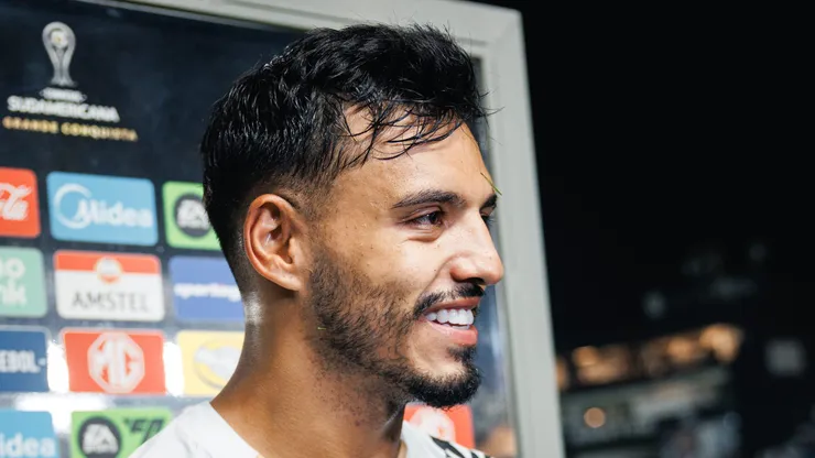 Menino após o tento anotado na Vila