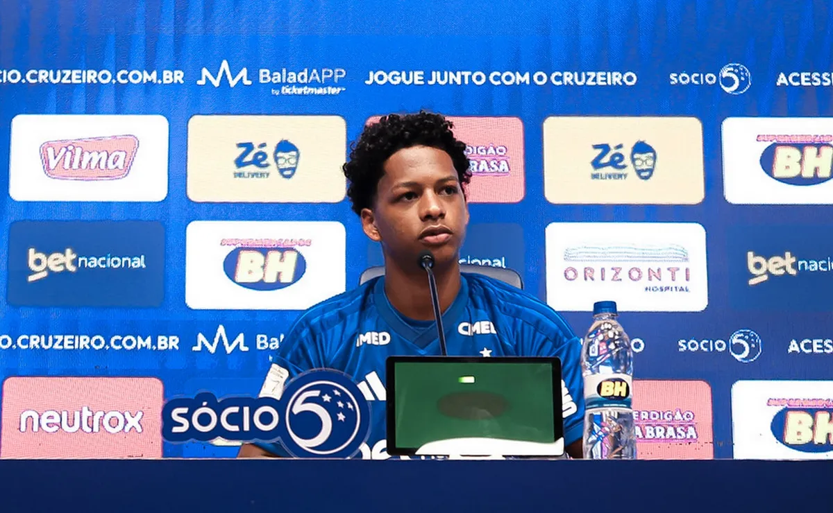 Zé Lucas exalta Artur Jorge em apresentação no Cruzeiro: “Me recepcionou muito bem”