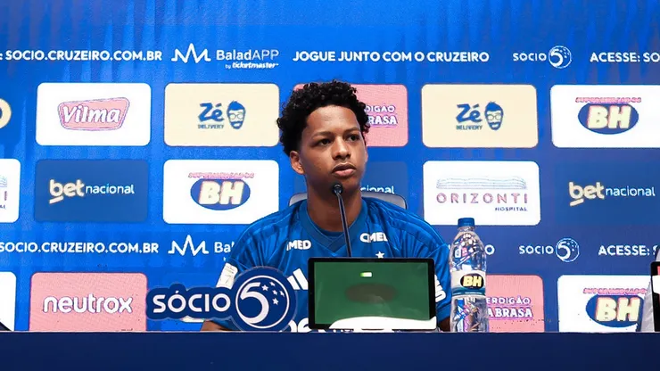 Zé Lucas foi apresentado no Cruzeiro