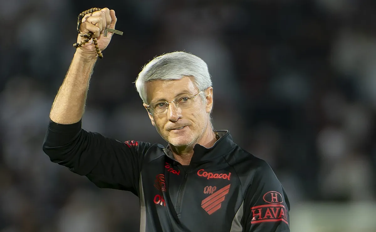 Odair Hellmann mira encerrar jejum em Corinthians x Athletico Paranaense para seguir perseguindo Palmeiras e Flamengo