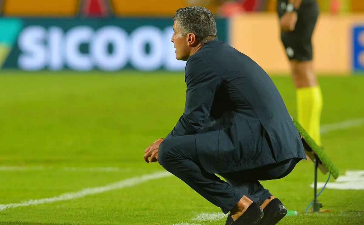 Pedro Emanuel tenta primeira vitória no Vasco para evitar marca negativa de Álvaro Pacheco