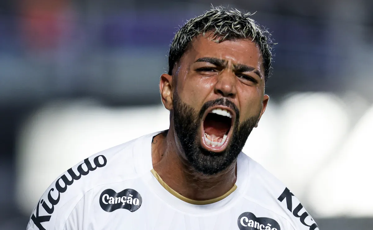 Gabigol mostra força, alcança 99 gols pelo Santos e se aproxima de marca histórica