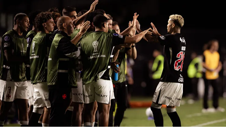 Jogadores do Vasco comemorando gol na Sul-Americana