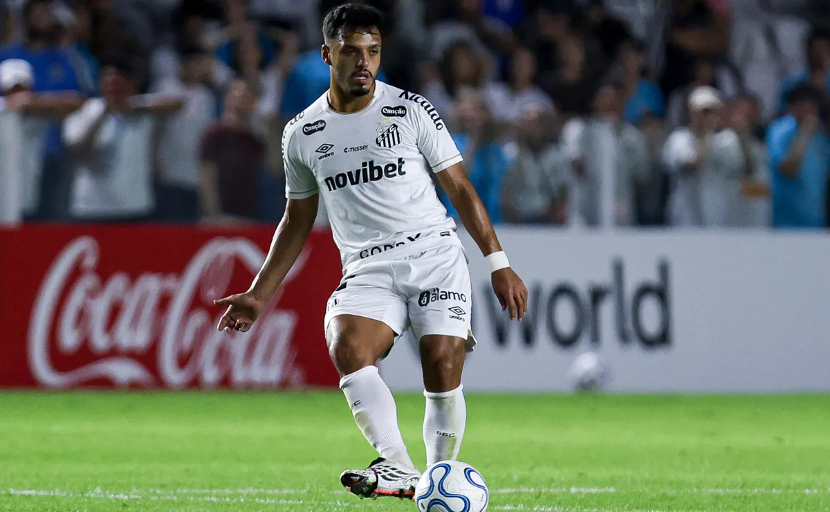 Gabriel Menino mostra evolução no Santos e supera números das últimas duas temporadas