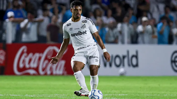 Gabriel Menino em ação pelo Santos - Foto: Ricardo Moreira/Getty Images
