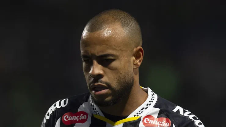 Mayke durante partida do Campeonato Brasileiro.
