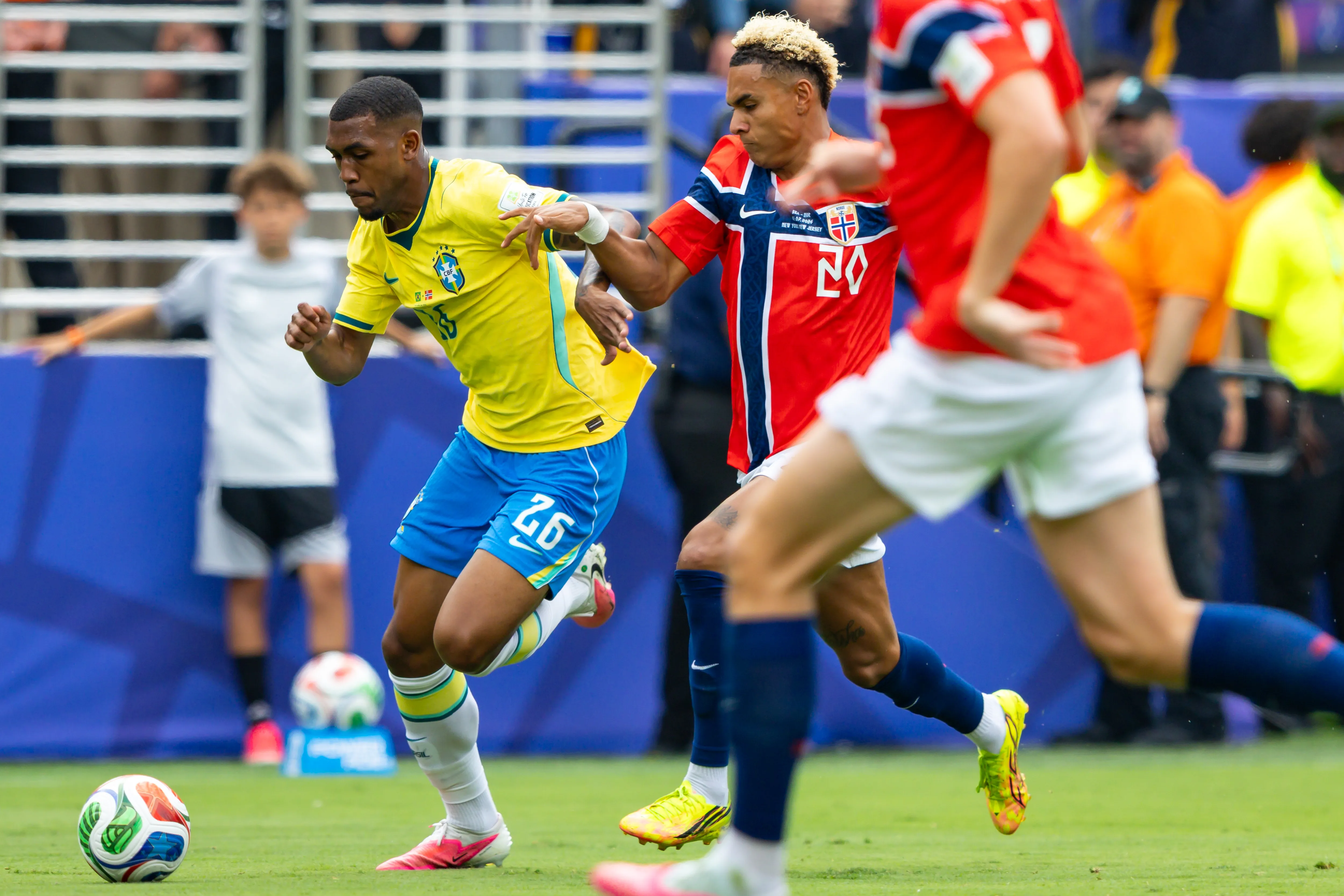 Rayan permaneceu como titular do time de Carlo Ancelotti até eliminação do Brasil contra a Noruega – Foto: Rodolfo Buhrer/AGIF