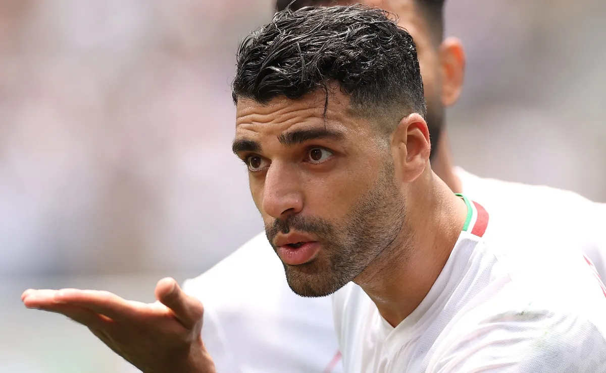 Vasco esbarra em salário milionário e se afasta da contratação do atacante Mehdi Taremi