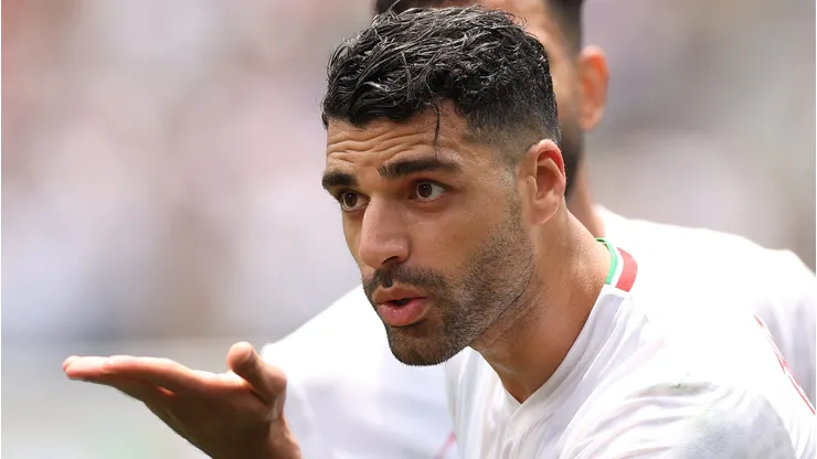 Mehdi Taremi em campo pelo Irã na Copa.