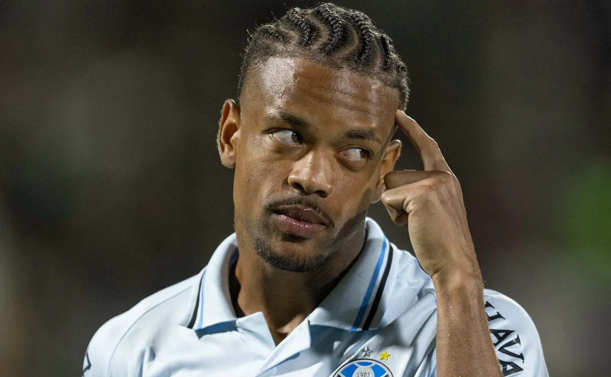 Caio Paulista perde espaço e Grêmio estuda encerrar empréstimo para antecipar devolução ao Palmeiras