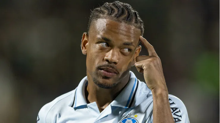 Caio Paulista está "por um fio" no Grêmio.