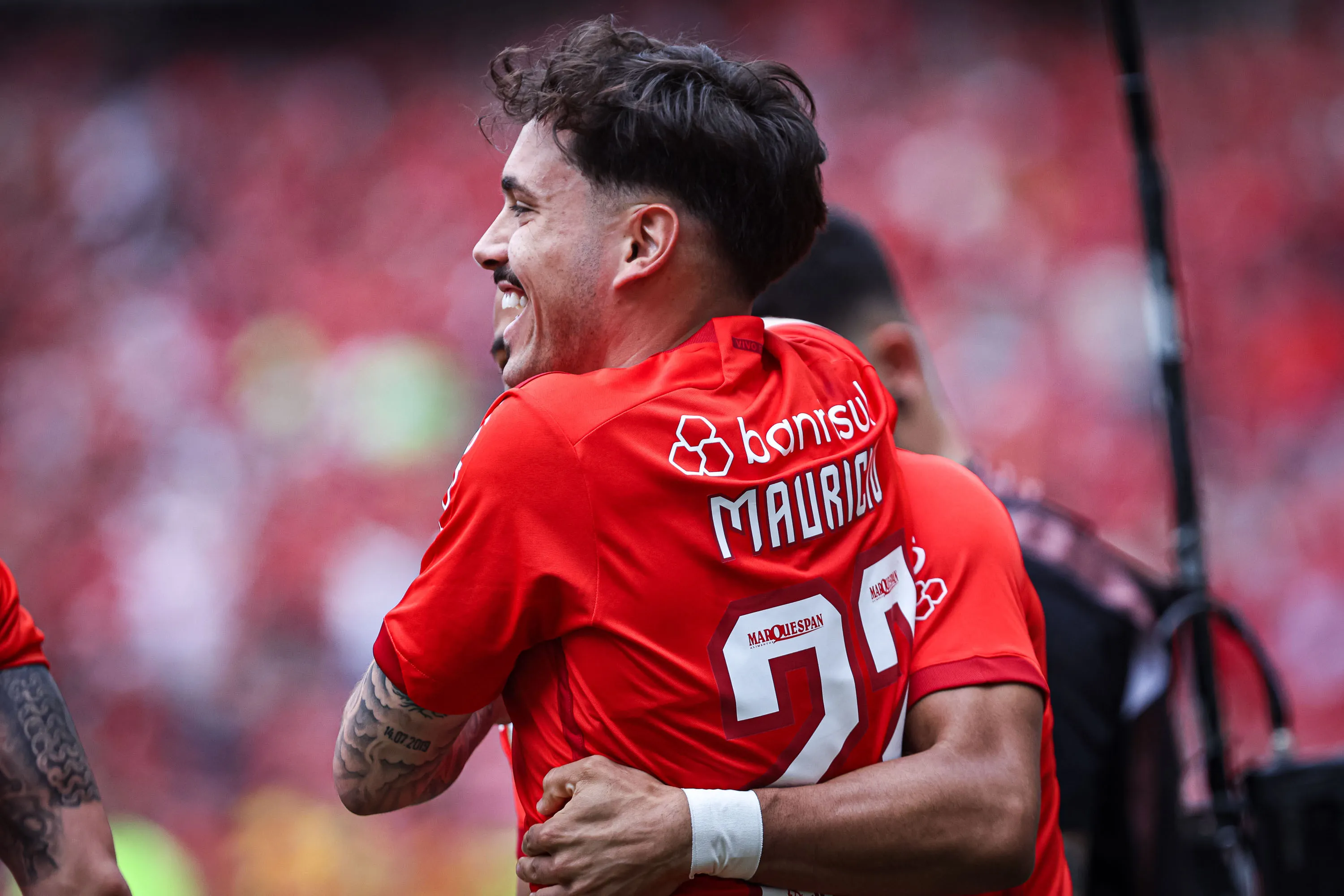 Maurício comemora um dos dois gols em vitória colorada contra Flamengo em 2023 – Foto: Maxi Franzoi/AGIF
