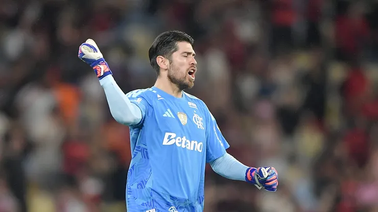 Rossi goleiro do Flamengo comemora gol durante partida contra o Estudiantes. Foto: Thiago Ribeiro/AGIF