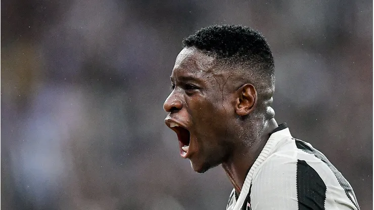 Luiz Henrique comemorando gol pelo Fogão.