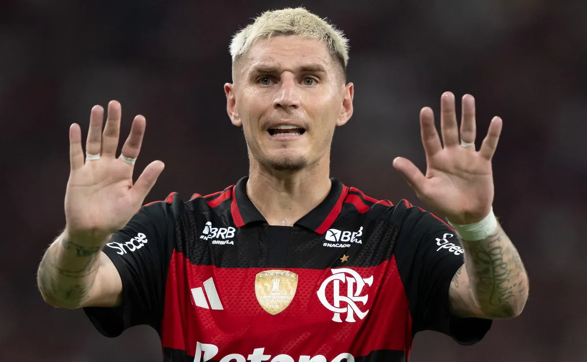 Varela não se conforma e detona “maneira de jogar” do Flamengo após empate contra o Inter