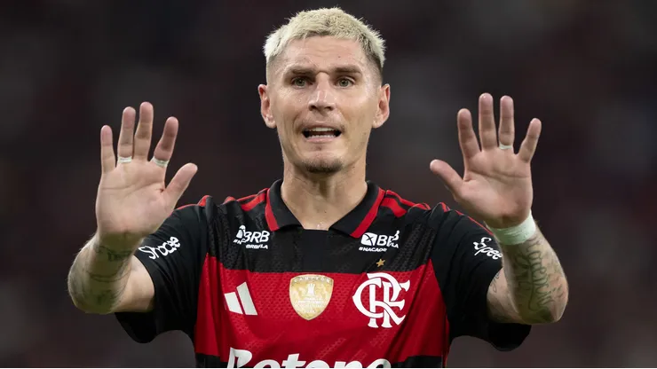RJ - RIO DE JANEIRO - 05/04/2026 - BRASILEIRO A 2026, FLAMENGO X SANTOS - Varela jogador do Flamengo durante partida contra o Santos no estadio Maracana pelo campeonato Brasileiro A 2026. Foto: Jorge Rodrigues/AGIF