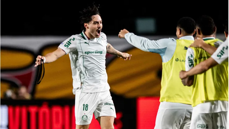 Mauricio jogador do Palmeiras comemora seu gol com jogadores do seu time durante partida contra o Vitoria. Foto: Jhony Pinho/AGIF