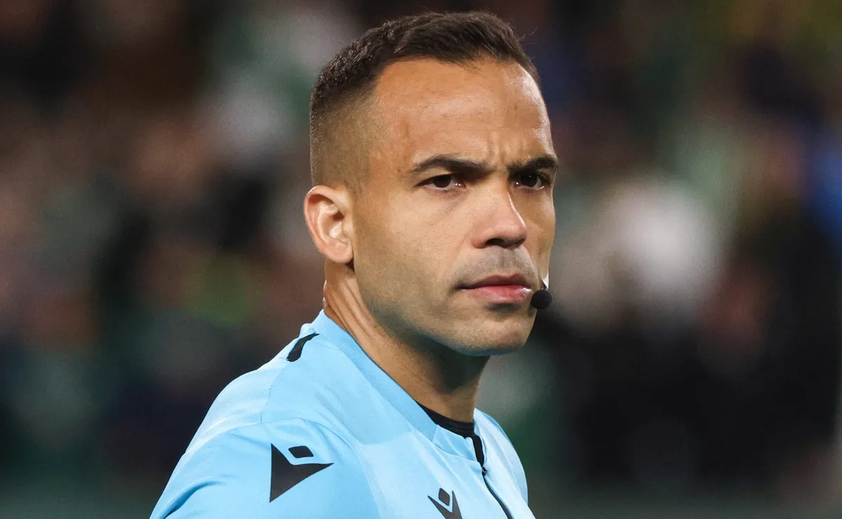 Arbitragem de Alex Gomes Stefano gera revolta em Vitória x Palmeiras por polêmicas