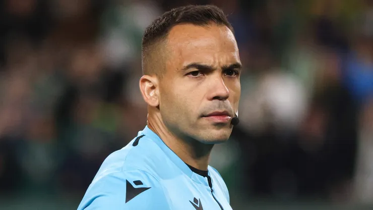Alex Gomes Stefano, árbitro de Vitória x Palmeiras - Foto: Robson Mafra/AGIF