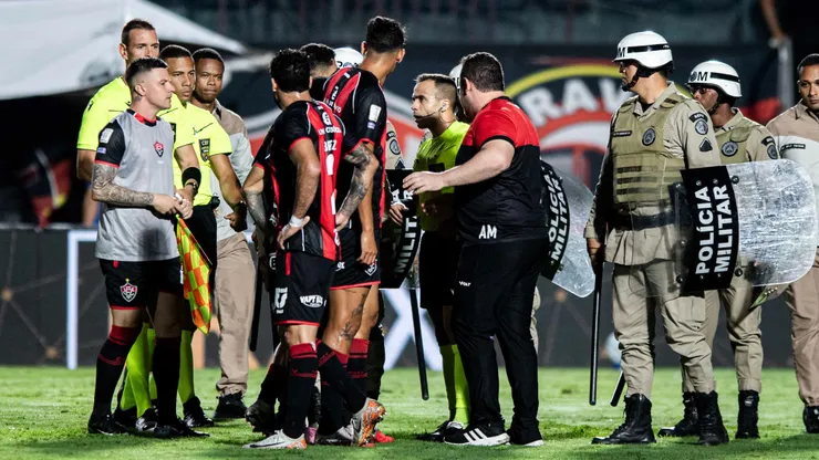 BA - SALVADOR - 29/07/2026 - BRASILEIRO A 2026, VITORIA X PALMEIRAS - Emmanuel Martinez jogador do Vitoria reclama com a arbitragem durante partida contra o Palmeiras no estadio Barradao pelo campeonato Brasileiro A 2026. Foto: Jhony Pinho/AGIF