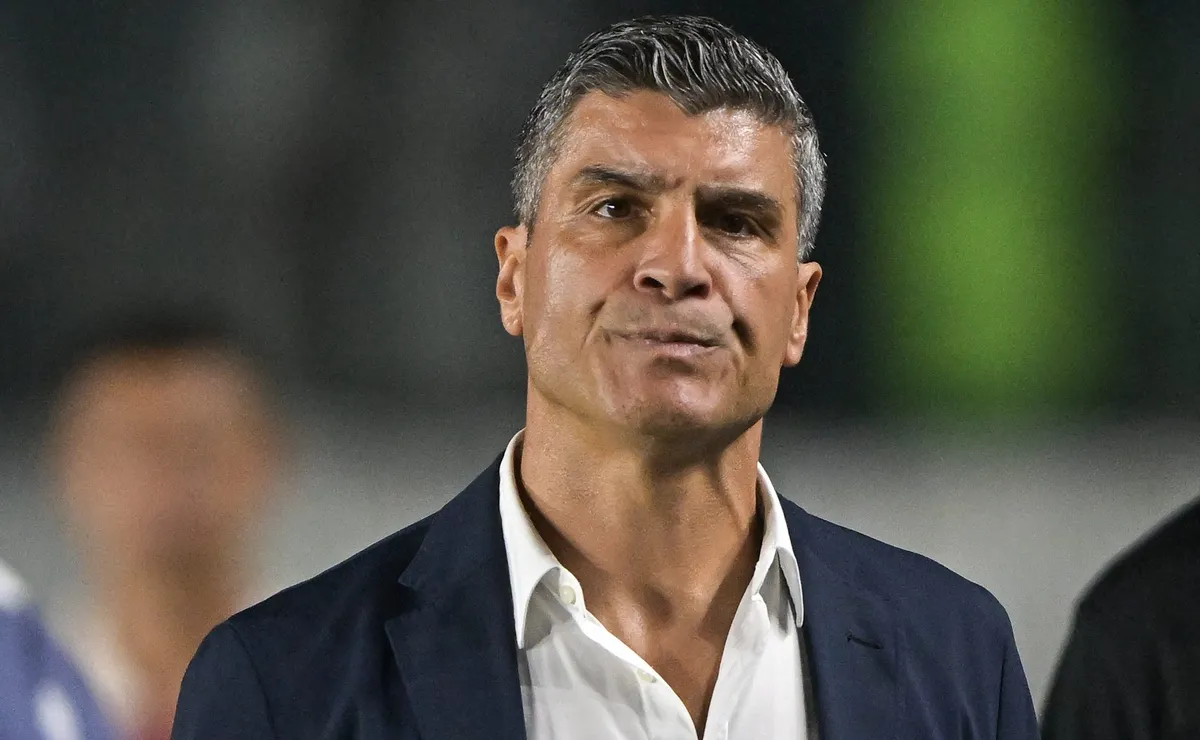 Pedro Emanuel destaca jogo competente do Vasco em vitória na Sul-Americana
