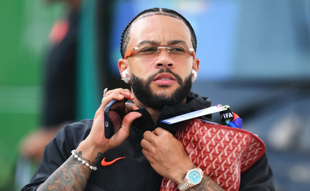 Memphis Depay recebe contrato de renovação e quer acelerar retorno para estar 100% na Libertadores