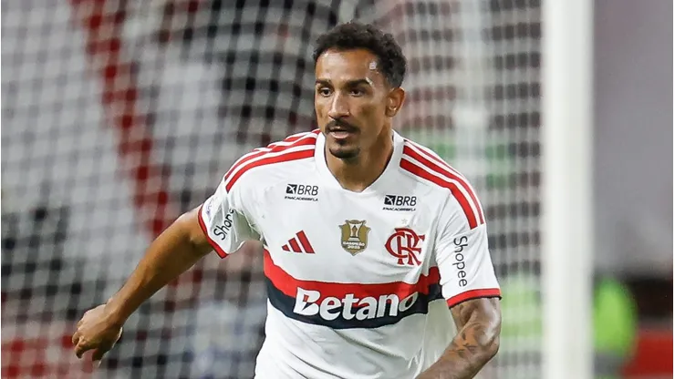 Danilo em ação no duelo contra o Internacional - Foto: Luiz Erbes/AGIF