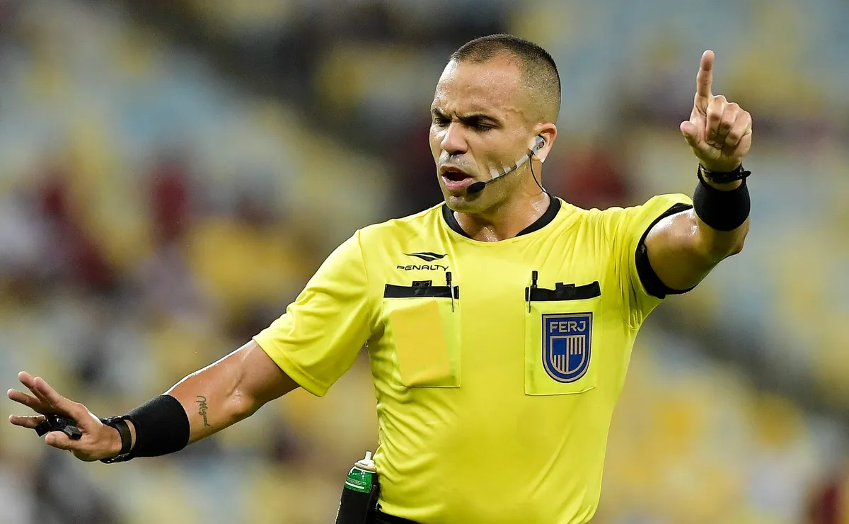 Alex Gomes Stéfano não alivia na súmula após expulsão de Cacá e Luan Cândido em Vitória x Palmeiras