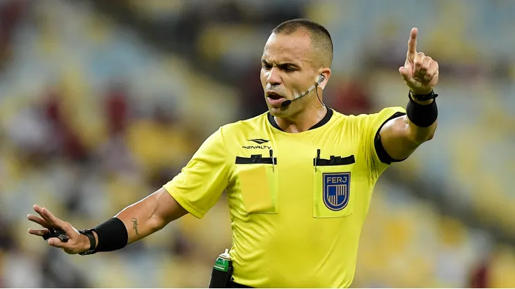 Árbitro recebeu críticas após Vitória x Palmeiras.