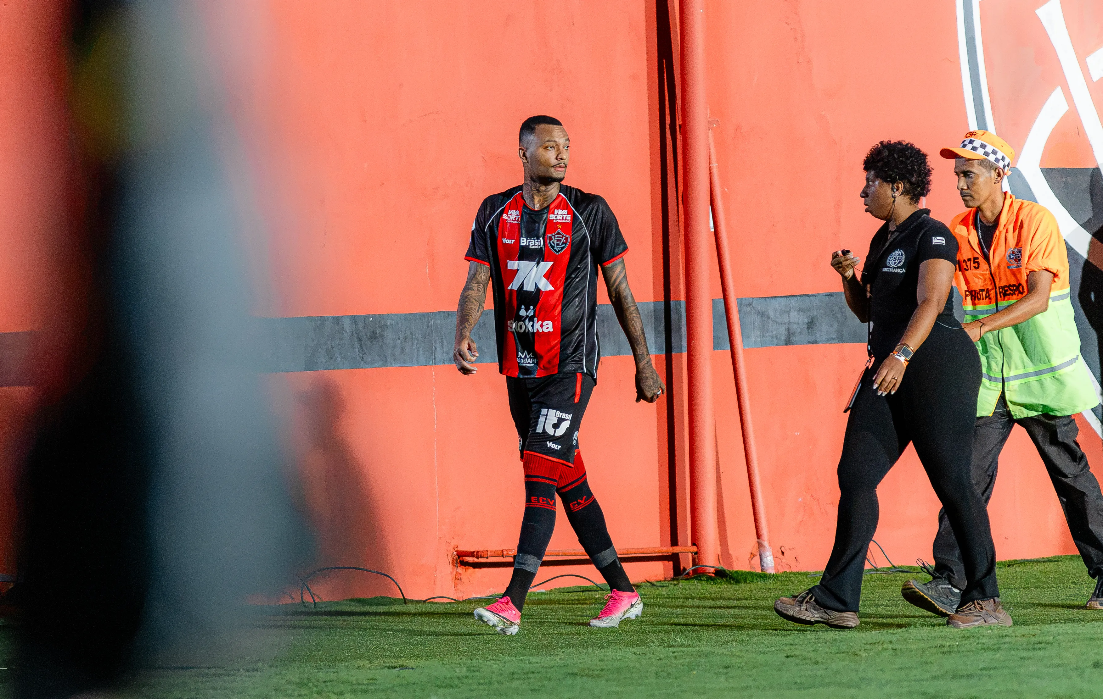 Lateral Luan Cândido deixa o campo após ser expulso contra o Palmeiras – Foto: Marcio Jose/AGIF
