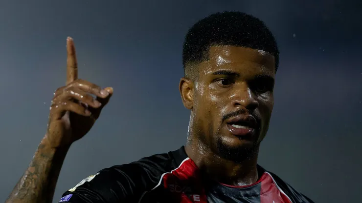 Cacá durante partida do Vitória no Barradão.
