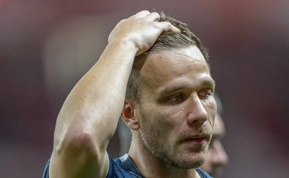 Corinthians esfria conversas com Arthur Melo após o volante pedir R$ 100 milhões até 2028
