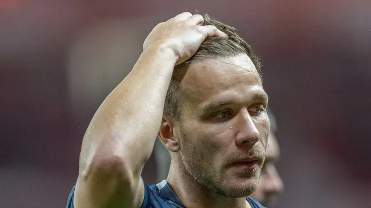 Arthur Melo em campo com a camisa do Grêmio.