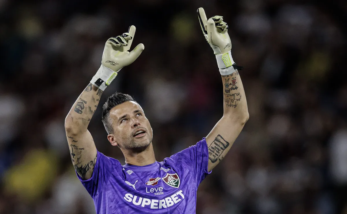Fábio completa 300 jogos pelo Fluminense e recebe homenagens do clube no Maracanã