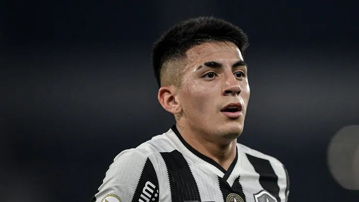 Thiago Almada, meia ex-Botafogo, negocia com o CRF.