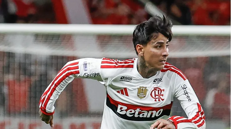 Erick Pulgar em campo em jogo no Beira-Rio.