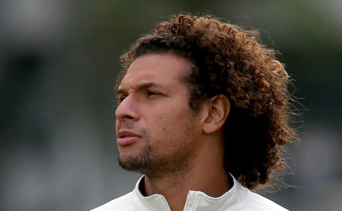 Arão pede desculpas a Cuca após briga, mas deve ser barrado do time titular do Santos