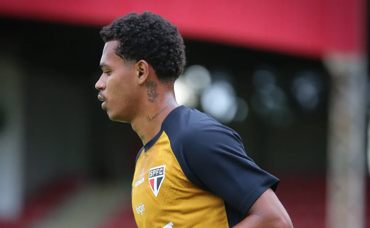 Torcida do São Paulo barra negócio de Paulinho, e saída do atacante fica congelada