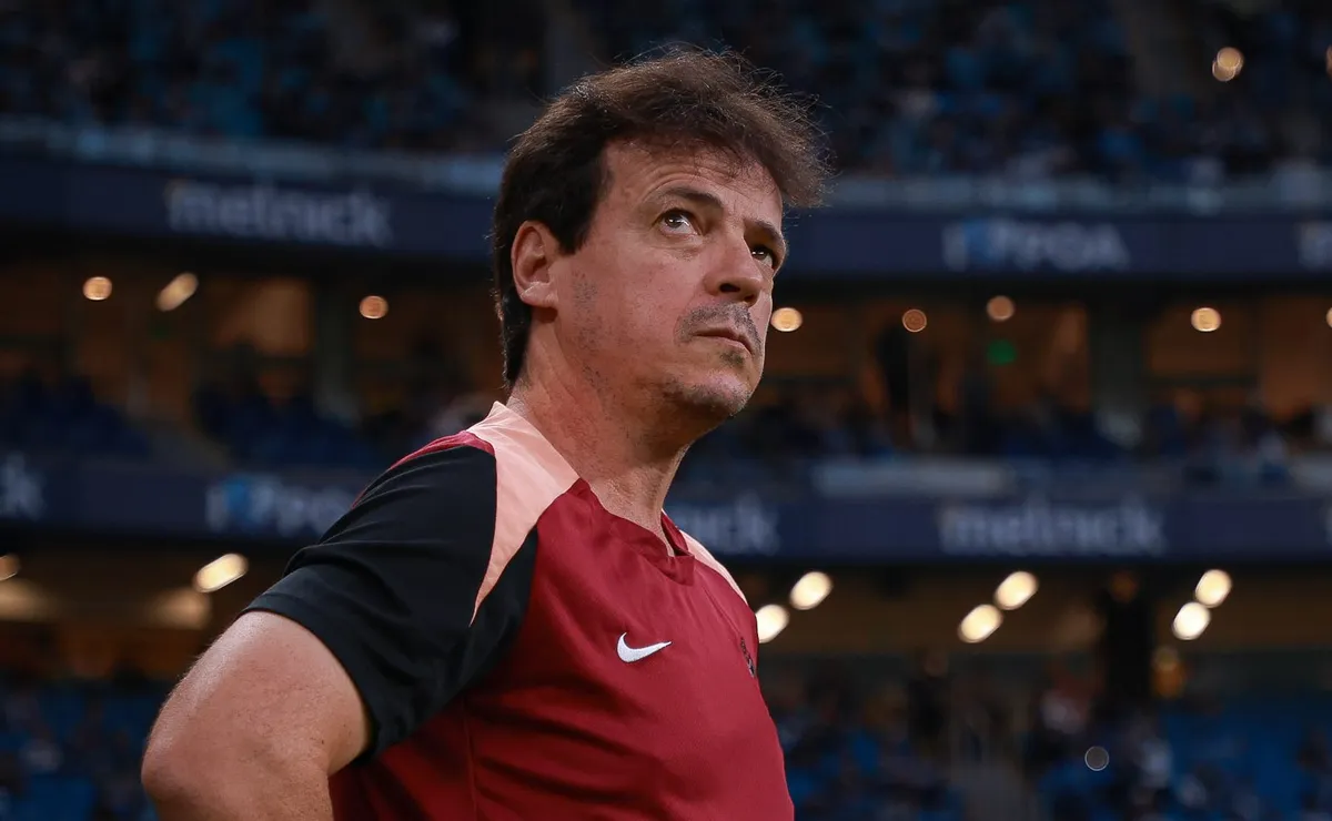 Fernando Diniz critica duramente gramado da Neo Química Arena e exige melhorias