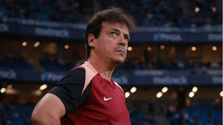 Fernando Diniz tecnico do Corinthians durante partida contra o Gremio no estadio Arena do Gremio pelo campeonato Brasileiro A 2026. Foto: Maxi Franzoi/AGIF
