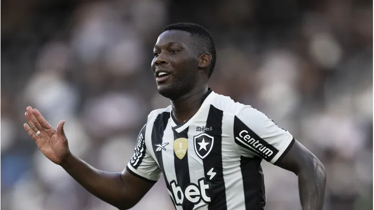 Patrick de Paula com a camisa do Botafogo.