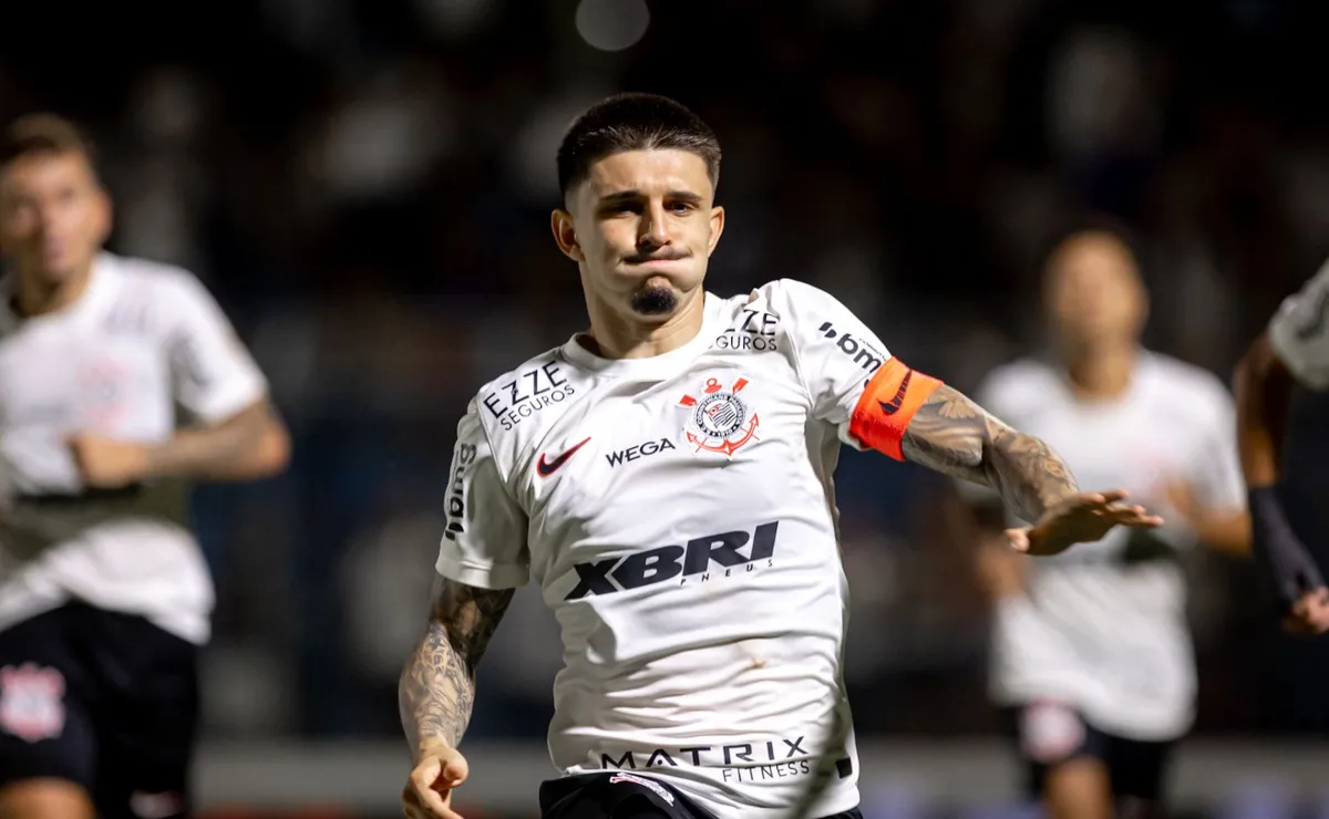 Léo Mana retorna ao Corinthians após fim de empréstimo e aguarda definição sobre o futuro