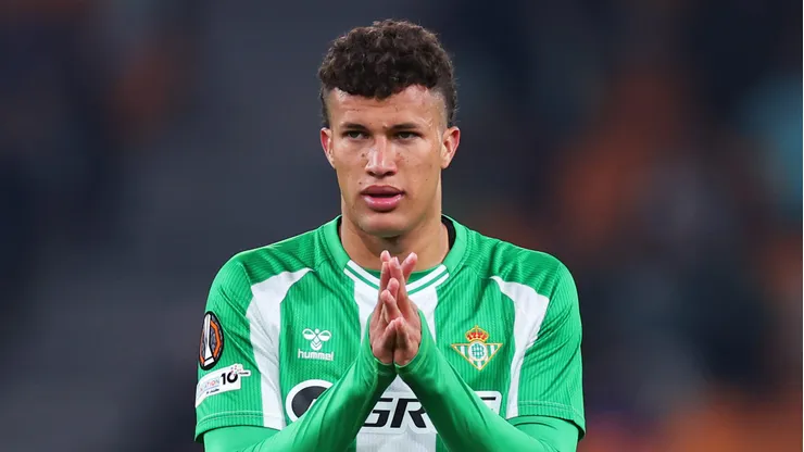 Nelson Deossa escolhe permanecer no Real Betis.